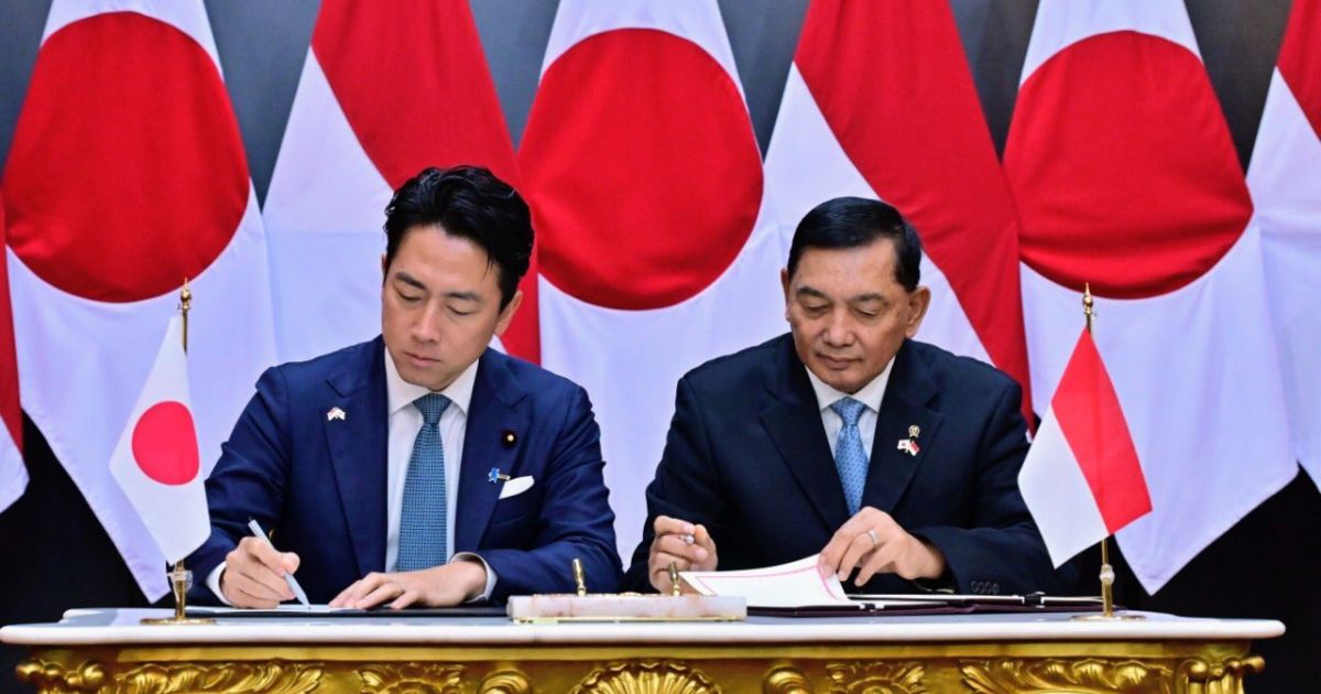 Japanese Defense Minister Shinjiro Koizumi (left) and Indonesian Defense Minister Sjafrie Sjamsoeddin are signing Indonesia-Japan Defense Cooperation Arrangement in Jakarta on Monday, 4 May 2026 (Photo/ Japan Defense Ministry)